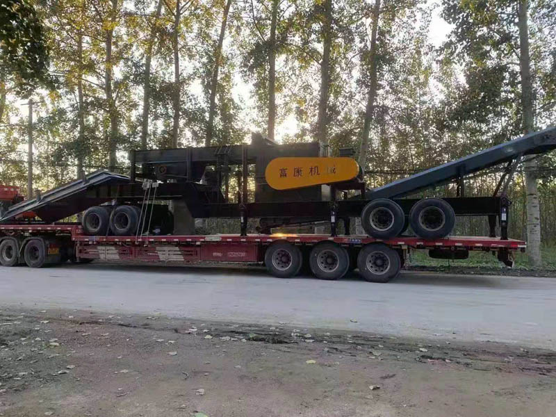 車載輪胎式1216移動(dòng)式碎煤機(jī)發(fā)往內(nèi)蒙 車載輪胎式1216移動(dòng)式碎煤機(jī)發(fā)往內(nèi)蒙