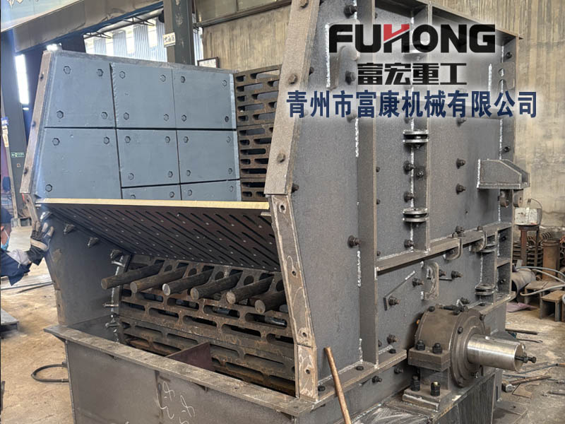 特殊定制液壓開箱1016錘式破碎機生產中